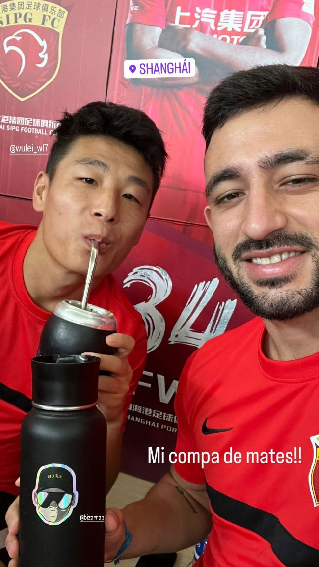今天是球王贝利逝世一周年纪念日，FIFA官推晒照缅怀今天是巴西传奇球星贝利逝世一周年纪念日，国际足联官推也晒出球员年轻时的照片缅怀，配文写道：“我们跟这位足坛传奇说再见已经过去一年了。